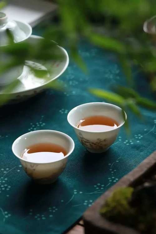 银杏金黄，茶汤中的秋阳之韵，品味季节的诗意与温情。